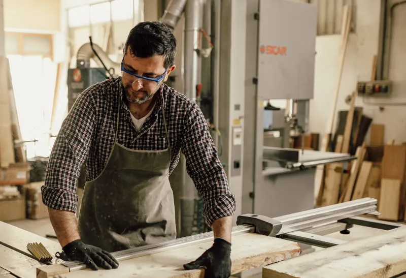 builder-working-expert-left-re